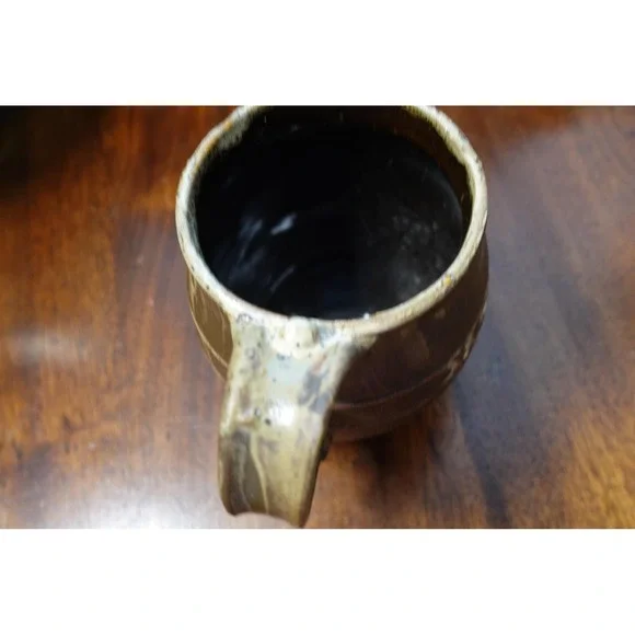 Rare pottery decorative handle high gloss interior mug with artist signature‎